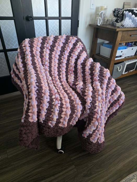Finished fall chunky-knit blanket made by a ChunkyGrid customer